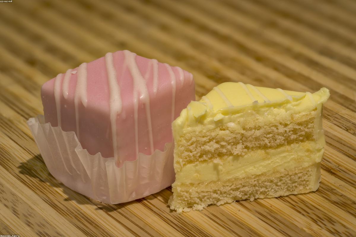 Eine ovale Auflaufform mit goldbraun gebackenem Kartoffelgratin, daneben ein Zweig Thymian auf einem Holzbrett.